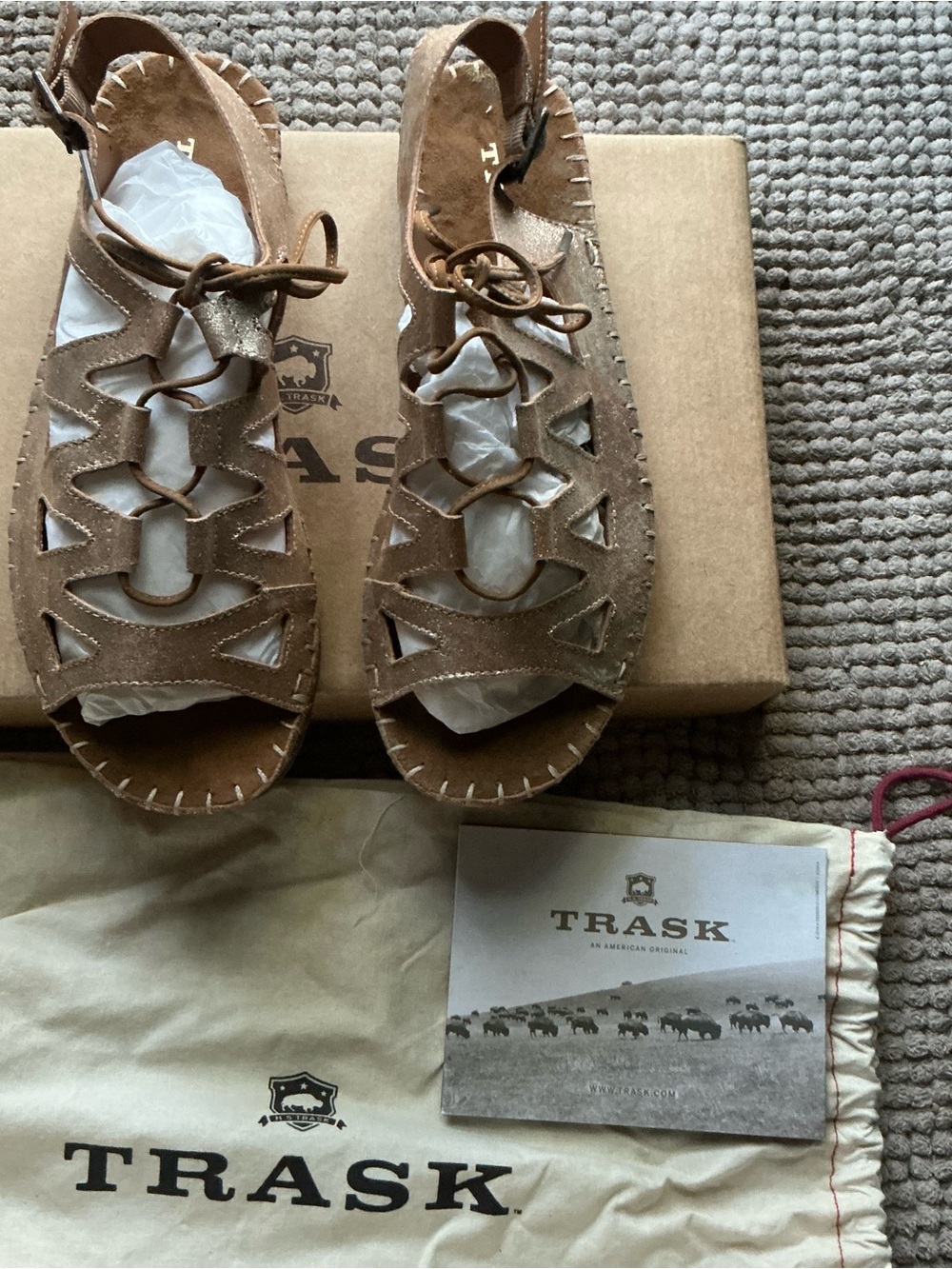 NEW TRASK Sandals Chandler gold metallic size 7M